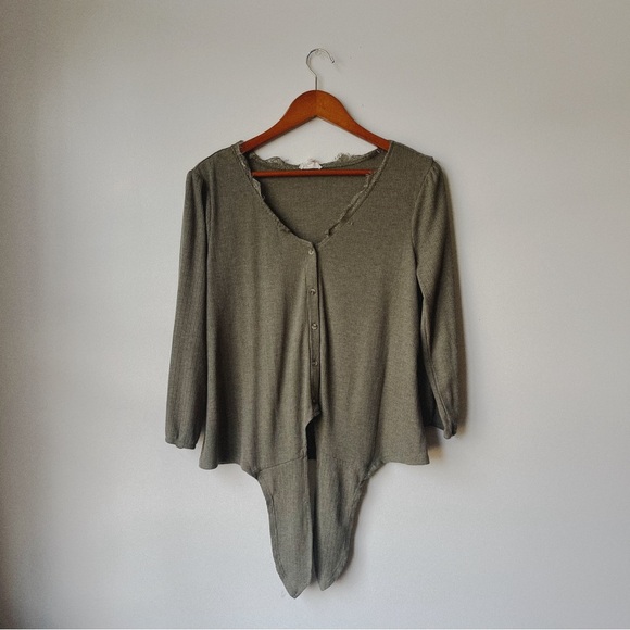 Women's XL Green Knit V-Neck Tie-Front Long Sleeve Tee - Picture 4 of 5